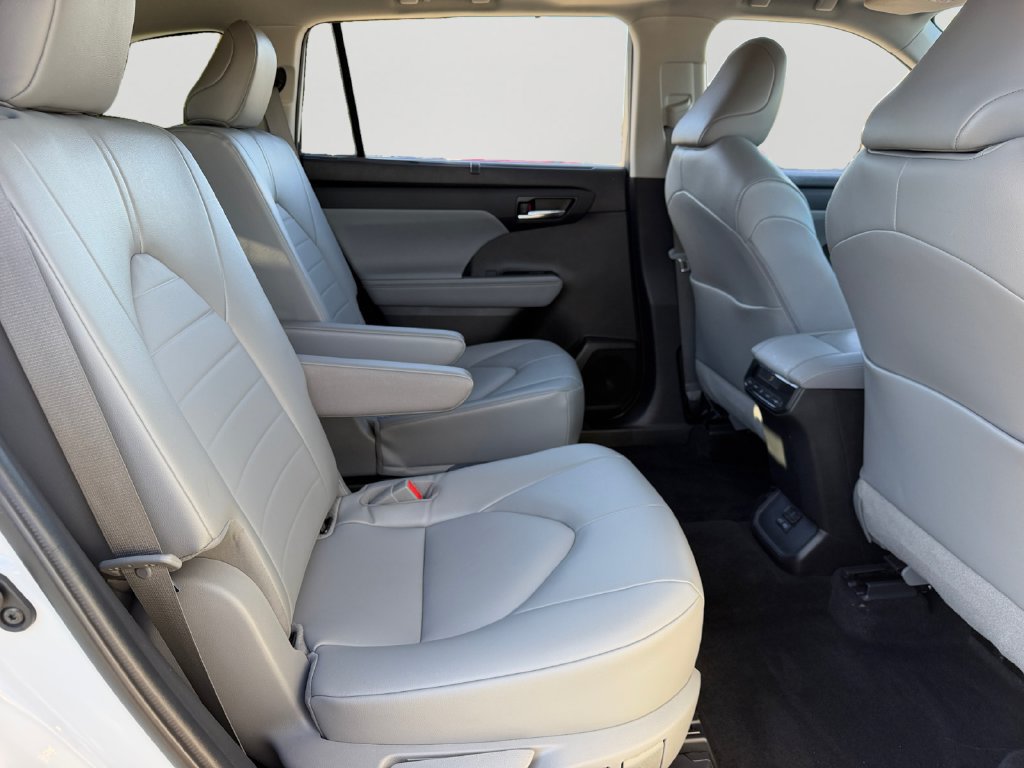 Used 2022 Toyota Highlander XLE AWD/4WD image 9