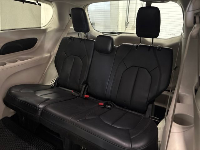 Used 2020 Chrysler Pacifica Touring-L FWD image 32