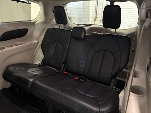 Used 2020 Chrysler Pacifica Touring-L FWD image 32