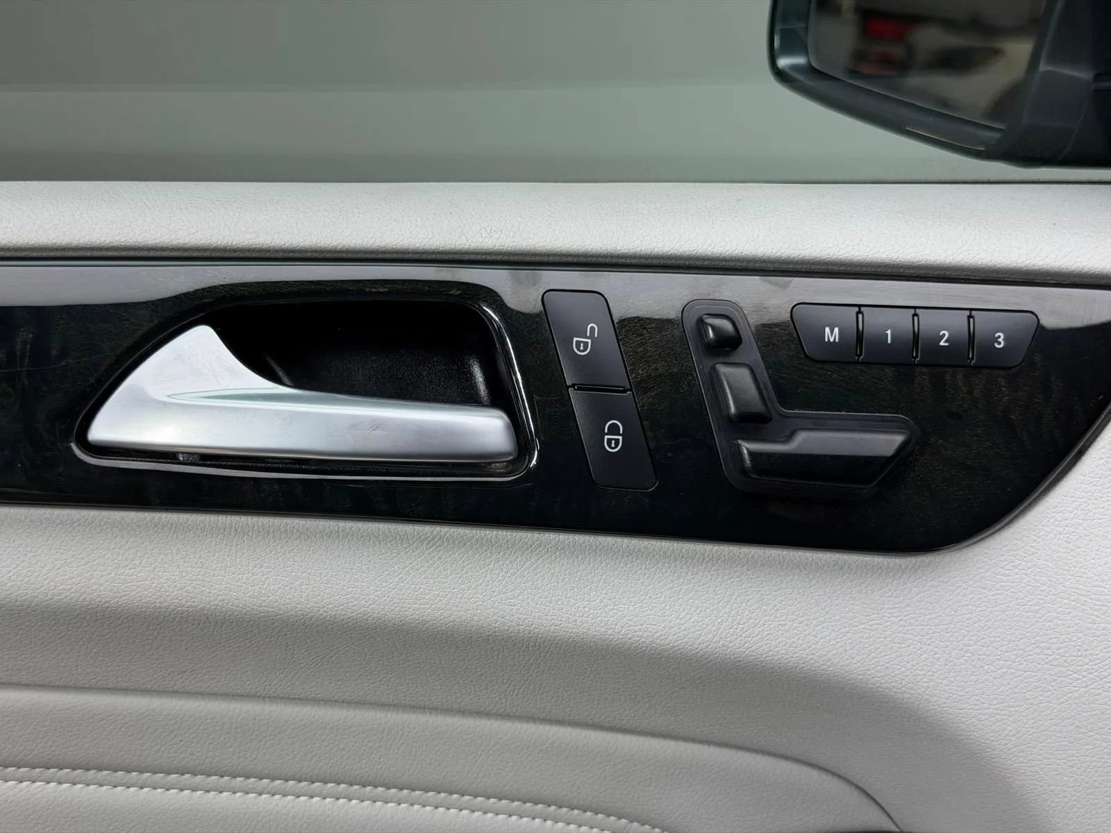 Used 2015 Mercedes-Benz ML 350 4MATIC w/ Premium 1 Package image 26