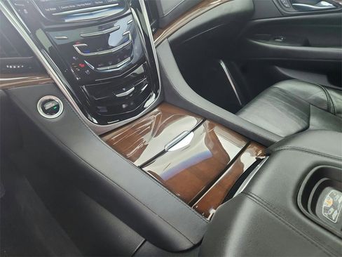 Used 2019 Cadillac Escalade Luxury image 16
