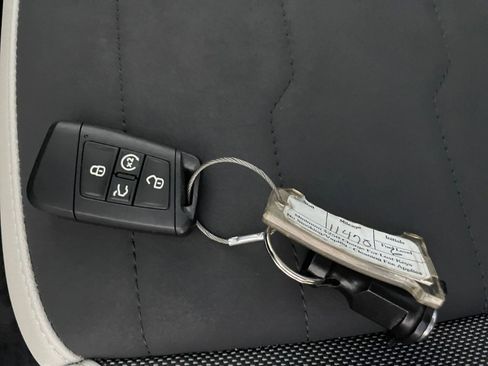 Used 2025 Volkswagen Taos SE image 21