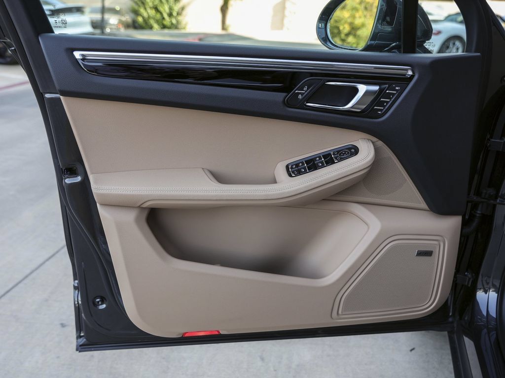 Certified 2026 Porsche Macan AWD/4WD image 32