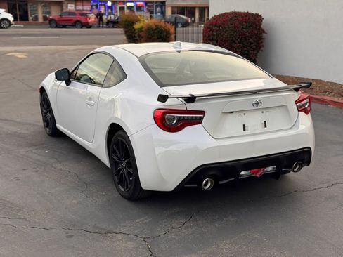 Used 2018 Toyota 86 RWD image 4