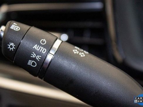 Used 2025 Cadillac XT6 Premium Luxury image 29