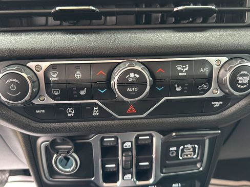 Used 2025 Jeep Wrangler Willys image 17