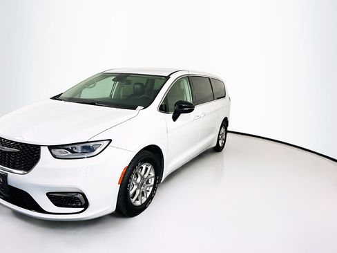 Used 2024 Chrysler Pacifica Touring-L image 3