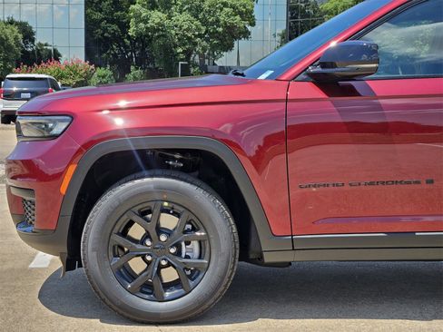 New 2025 Jeep Grand Cherokee L Altitude image 9