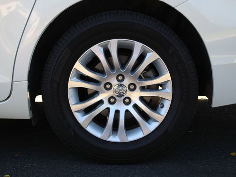 Used 2017 Toyota Sienna XLE Premium image 42