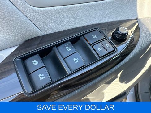 Used 2019 Toyota Sienna XLE w/ XLE Navigation Package FWD image 8