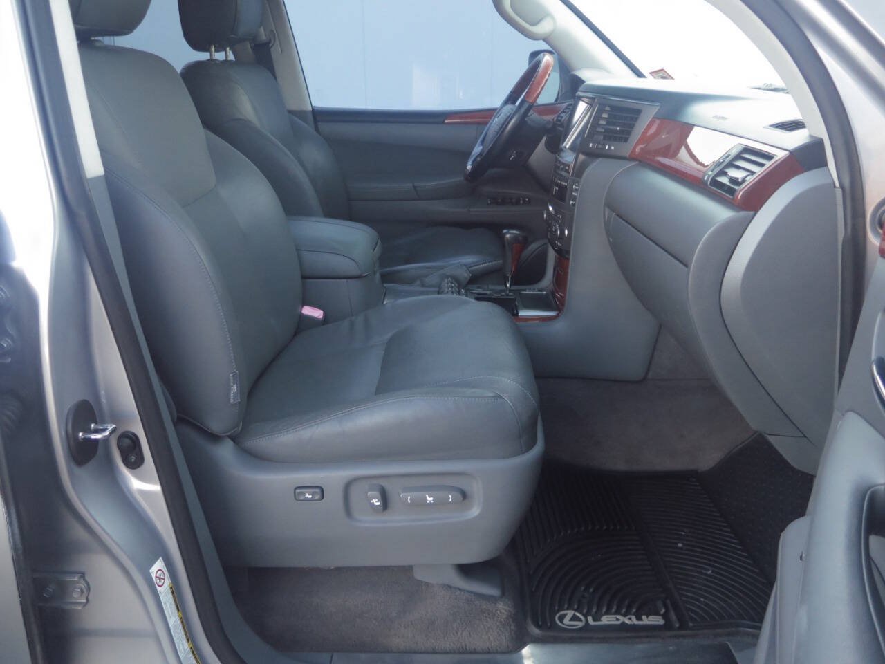 Used 2008 Lexus LX 570 4WD w/ Technology Pkg image 27