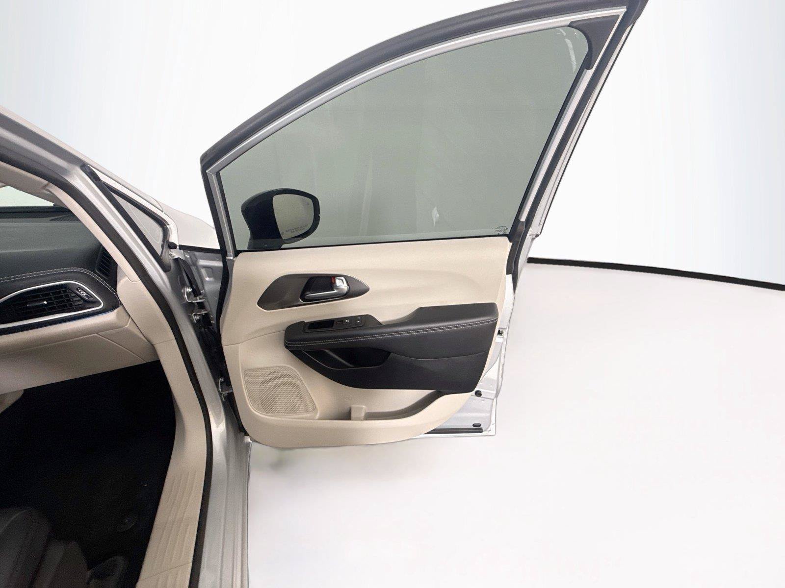 Used 2024 Chrysler Pacifica Limited FWD image 16
