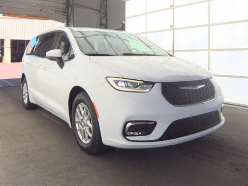 Used 2023 Chrysler Pacifica Touring-L FWD image 2