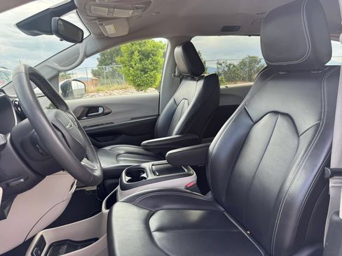 Used 2023 Chrysler Pacifica Touring-L FWD image 7