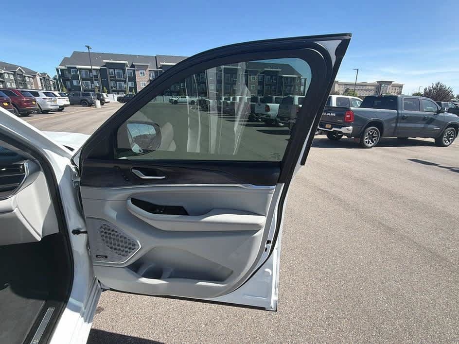 Used 2023 Jeep Grand Cherokee L Overland w/ Advanced Protech Group III AWD/4WD image 33
