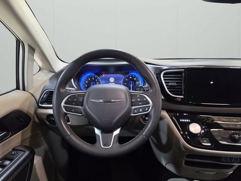 Used 2024 Chrysler Pacifica Touring-L FWD image 18