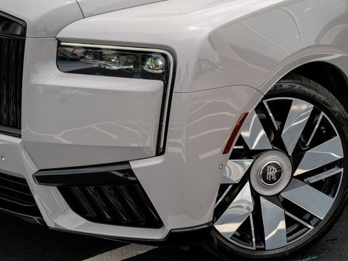 Used 2025 Rolls-Royce Cullinan AWD/4WD image 3
