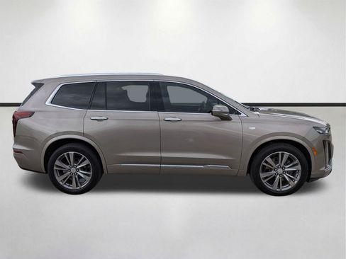 Used 2022 Cadillac XT6 Premium Luxury w/ Technology Package FWD image 3