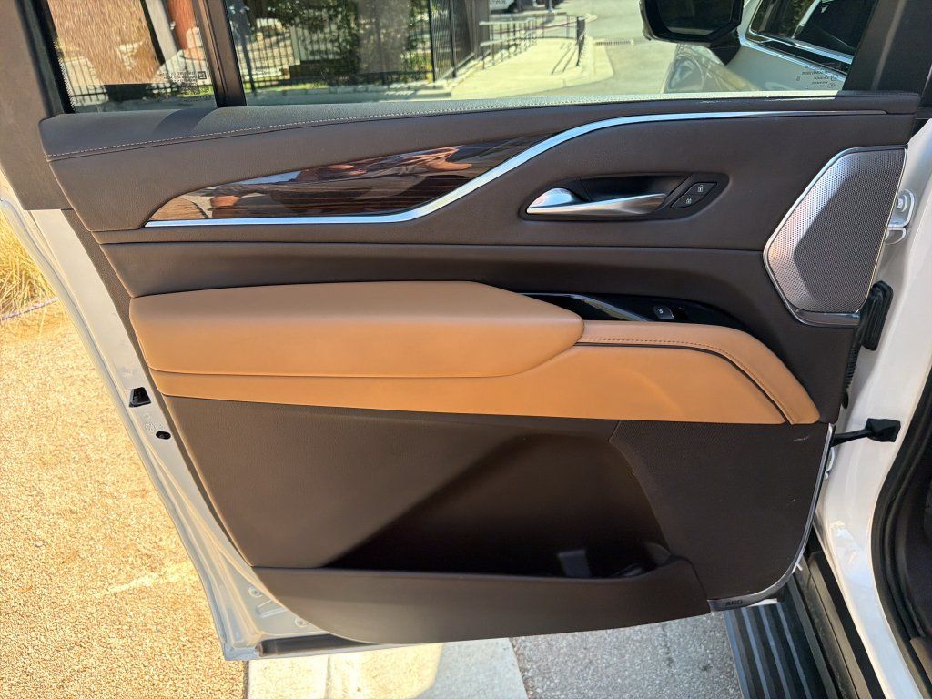 Used 2021 Cadillac Escalade ESV Premium Luxury w/ Driver Assist Tech Package RWD image 31