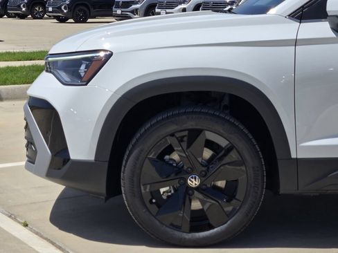 New 2026 Volkswagen Taos SE FWD image 6