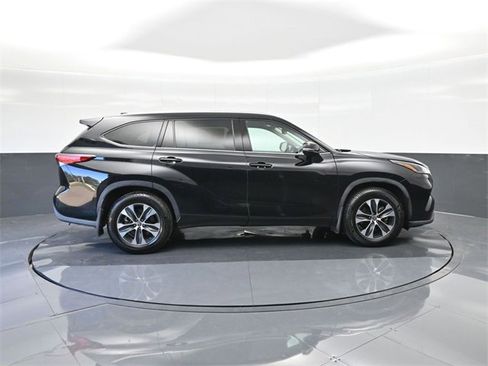 Used 2022 Toyota Highlander XLE image 26