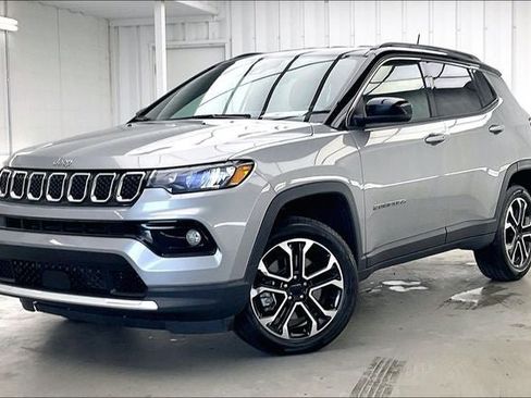 Used 2023 Jeep Compass Limited AWD/4WD image 2