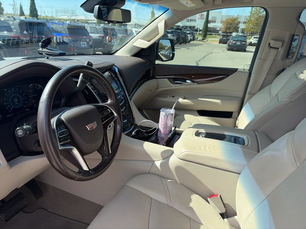 Used 2017 Cadillac Escalade Premium Luxury RWD image 4