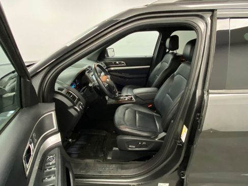 Used 2017 Ford Explorer XLT w/ Equipment Group 202A AWD/4WD image 20