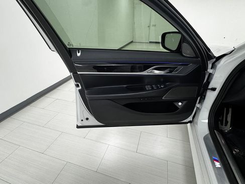 Used 2022 BMW 750i xDrive w/ Autobahn Package image 9