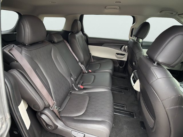 Used 2024 Kia Carnival LX FWD image 12