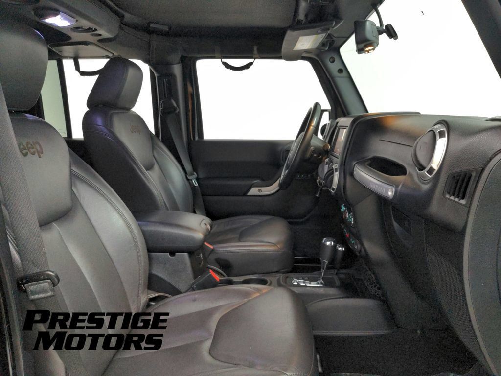 Used 2015 Jeep Wrangler Unlimited Rubicon w/ Connectivity Group AWD/4WD image 39