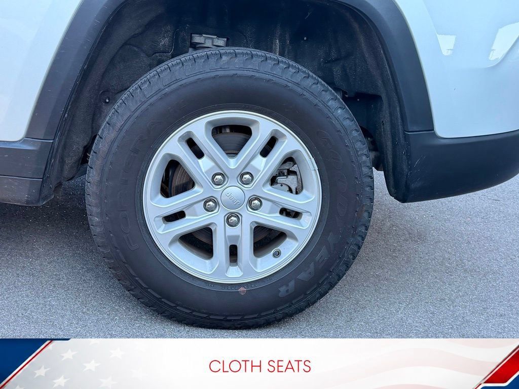 Used 2023 Jeep Grand Cherokee Laredo AWD/4WD image 11