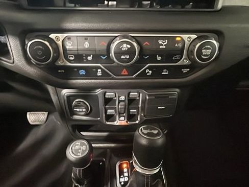 Used 2024 Jeep Wrangler Unlimited w/ Convenience Group AWD/4WD image 22