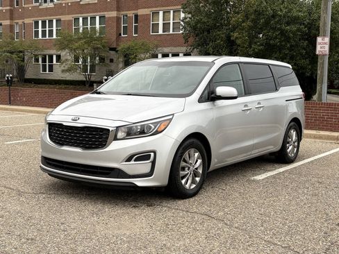 Used 2019 Kia Sedona L FWD image 3