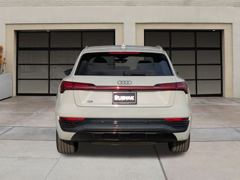 Used 2024 Audi Q8 e-tron Premium image 5