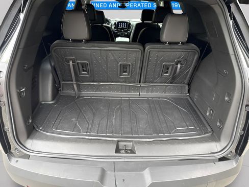 Used 2023 Chevrolet Traverse LT w/ Rear Camera Mirror Package AWD/4WD image 12