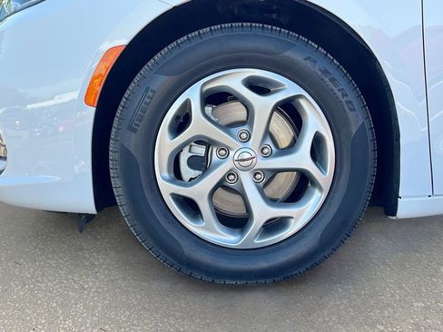 Used 2024 Chrysler Pacifica Limited w/ Trailer Tow Group FWD image 31