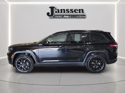 Used 2024 Jeep Grand Cherokee Altitude AWD/4WD image 2