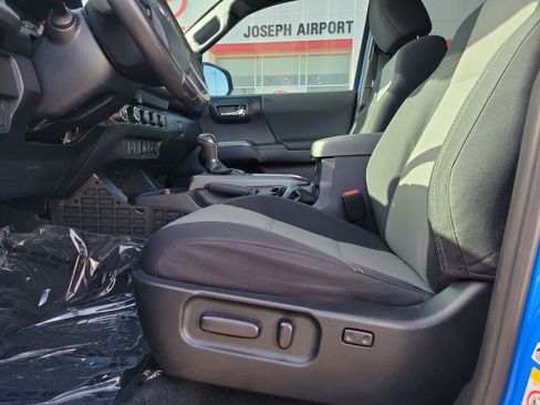 Used 2020 Toyota Tacoma TRD Sport AWD/4WD image 16
