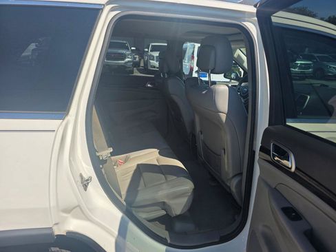 Used 2012 Jeep Grand Cherokee Laredo RWD image 11