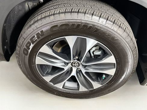 Certified 2024 Toyota Highlander XLE image 10