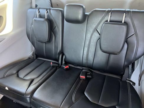 Used 2023 Chrysler Pacifica Touring-L FWD image 13