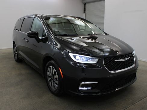 Used 2024 Chrysler Pacifica Limited FWD image 6
