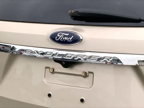 Used 2017 Ford Explorer XLT w/ Equipment Group 202A FWD image 27