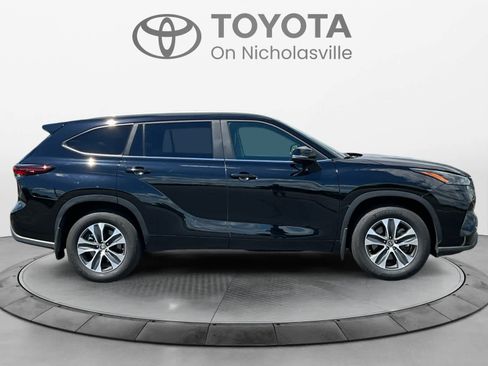 Used 2024 Toyota Highlander XLE AWD/4WD image 10