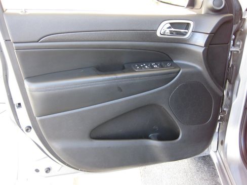 Used 2018 Jeep Grand Cherokee Altitude image 11