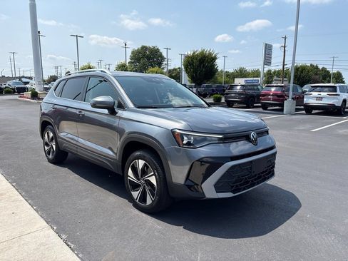 Used 2025 Volkswagen Taos SE AWD/4WD image 7
