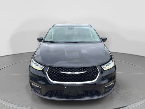 Used 2023 Chrysler Pacifica Touring-L FWD image 2