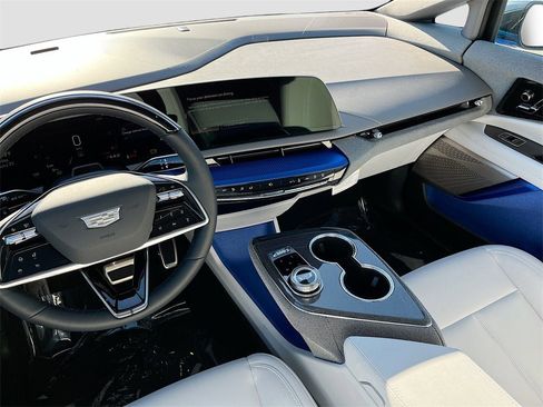 New 2025 Cadillac Optiq Luxury 1 image 24