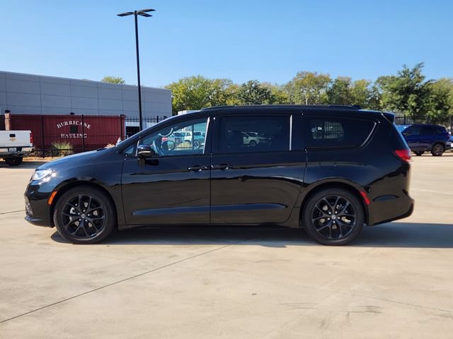 Used 2025 Chrysler Pacifica Limited FWD image 4